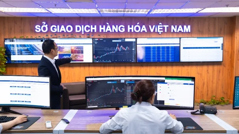 Tại Việt Nam, Sở Giao dịch H&agrave;ng h&oacute;a Việt Nam (MXV) đang li&ecirc;n th&ocirc;ng trực tiếp với nhiều Sở giao dịch lớn tr&ecirc;n thế giới v&agrave; &aacute;p dụng quy chuẩn quốc tế đối với c&aacute;c sản phẩm giao dịch.